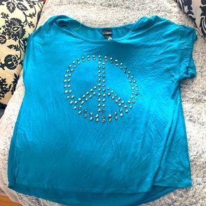 NWT Buckle peace sign shirt LG